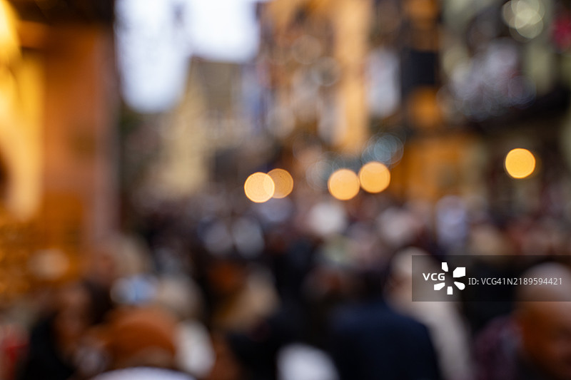 模糊的人群在圣诞市场上图片素材