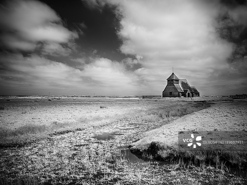 圣托马斯·贝克特教堂，费尔菲尔德，罗姆尼沼泽，肯特，英国 - 黑白图片素材