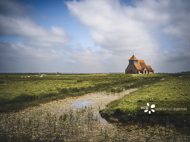 圣托马斯·贝克特教堂，费尔菲尔德，罗姆尼沼泽，肯特，英国图片素材