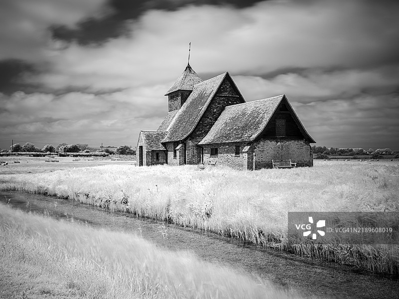 圣托马斯·贝克特教堂，费尔菲尔德，罗姆尼沼泽，肯特，英国 - 黑白图片素材