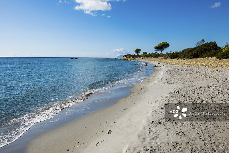 孤独的海滩，比德罗萨海滩，比德罗萨自然保护区，奥罗塞伊，努奥罗省，撒丁岛东海岸，意大利，欧洲图片素材
