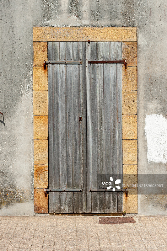老旧的木质双开门 - 勒弗雷，布列塔尼图片素材