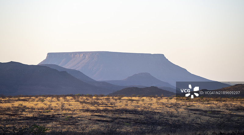 晨光中的桌山，位于纳米比亚库内内省达马拉兰德的帕尔姆瓦格附近，干旱的沙漠景观。图片素材