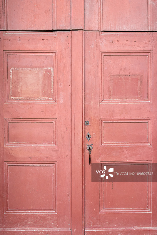 布列塔尼莫尔莱克斯的旧红色门。图片素材
