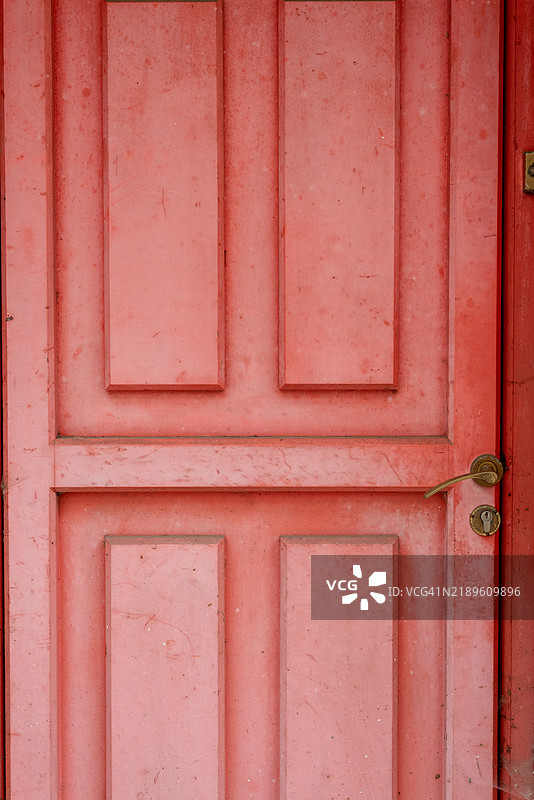 风化的红色门 - 法国莫尔莱克图片素材