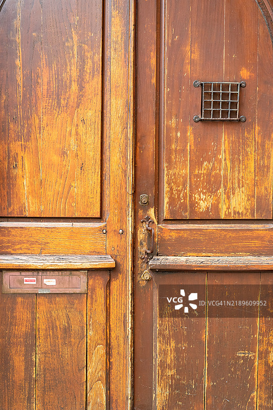 法国莫尔莱克的棕色木质镶板门。图片素材