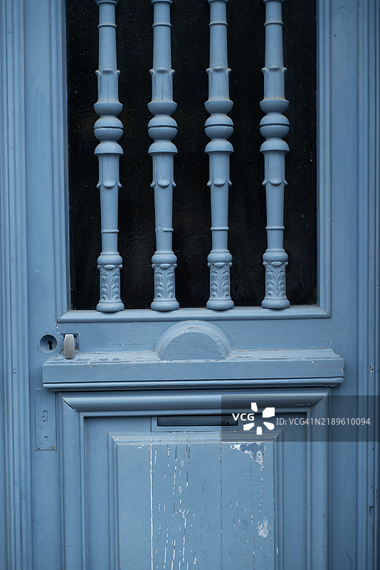 法国莫尔莱克的木门上的纺锤。图片素材