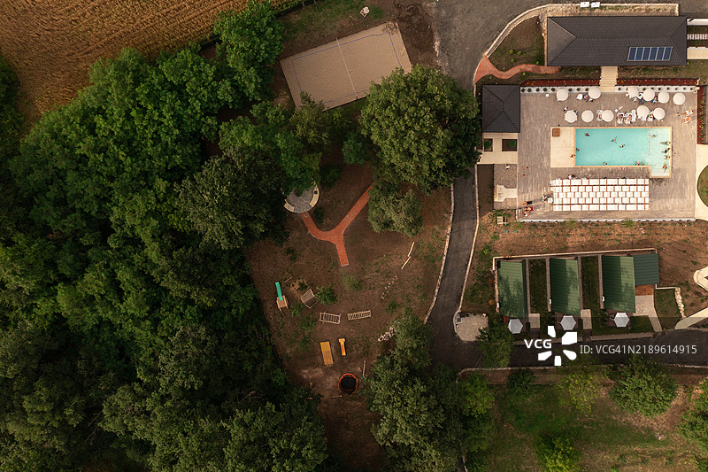 度假村和游泳池的鸟瞰图图片素材