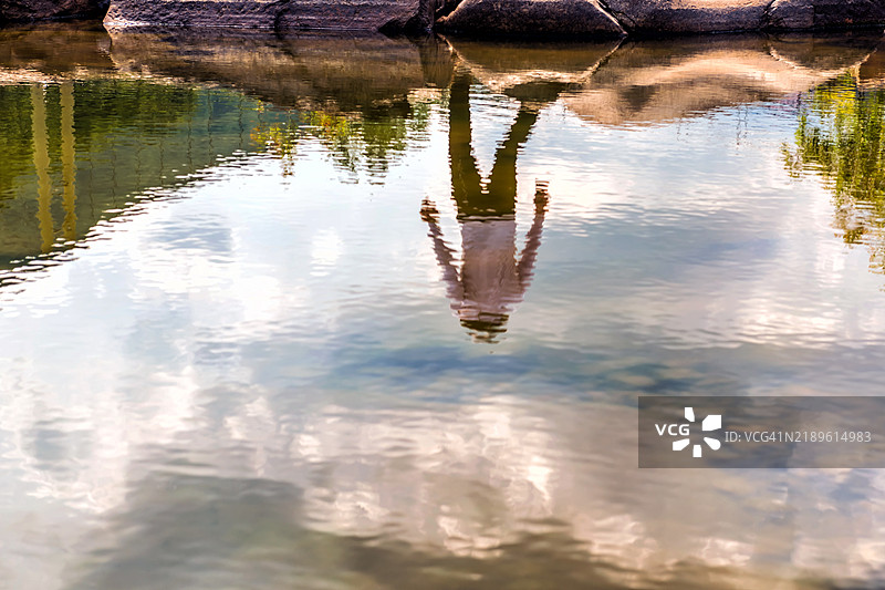水边映出的波纹倒影图片素材
