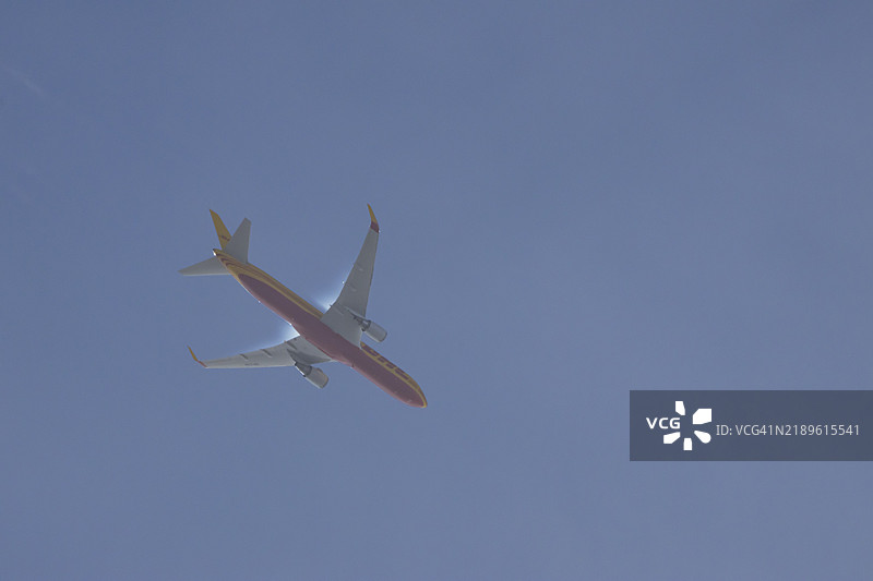 英国DHL航空的波音767喷气飞机在蓝天飞行，欧洲。图片素材