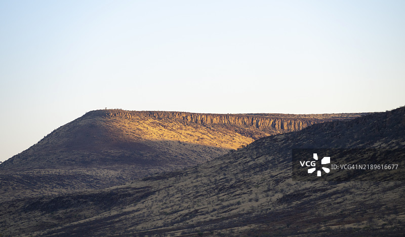晨光中的桌山，纳米比亚库内内达马拉兰德帕尔姆瓦格附近的干旱荒漠景观图片素材