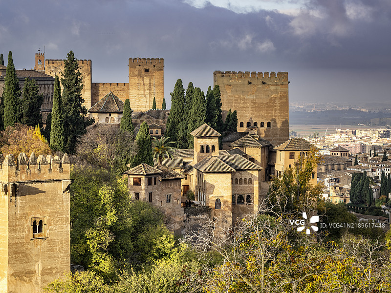 格拉纳达的阿尔罕布拉宫景观，纳斯里德宫殿的细节和城堡的塔楼。图片素材