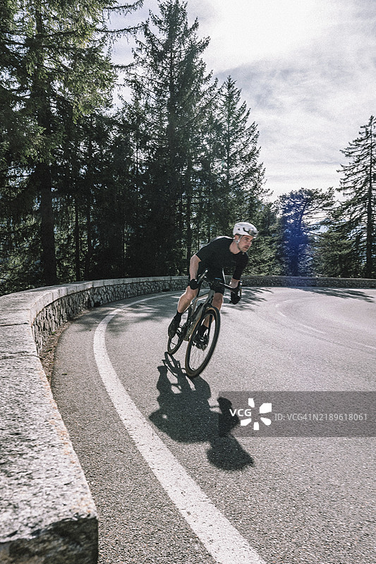 春季的公路自行车骑行者在莱赫塔尔和坦海默谷之间,背景是阿尔卑斯山的迷人风景,奥地利,蒂罗尔,欧洲图片素材