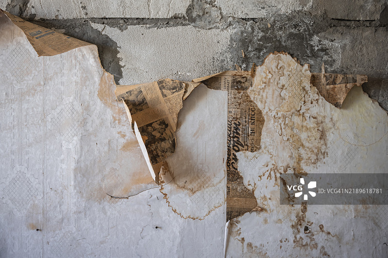 剥落的墙纸，废弃破损的住宅房间，苏联公寓楼，鬼城，恩吉尔切克，天山，吉尔吉斯斯坦，亚洲图片素材