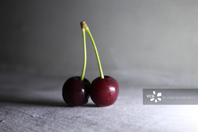 桌子上的樱桃特写图片素材