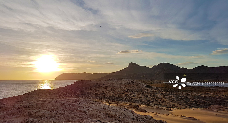 日落时分海洋与天空的美丽景色图片素材