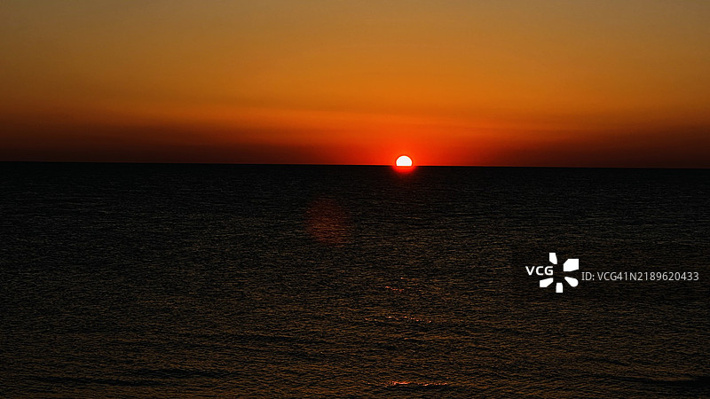 日落小夜曲：土耳其奥尔杜海上的壮丽色彩舞蹈图片素材