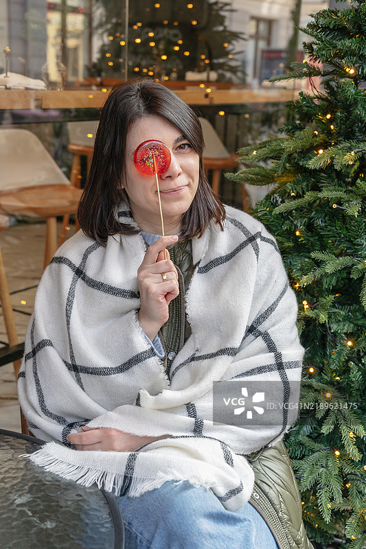 年轻女性在家中手持圣诞树的肖像图片素材