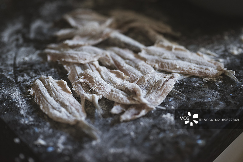 准备好要炸的裹粉凤尾鱼（横向视图）图片素材