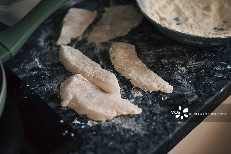 厨房里准备好油炸的裹粉鱼图片素材