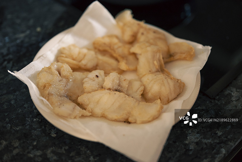 家里的盘子里盛着炸鱼图片素材