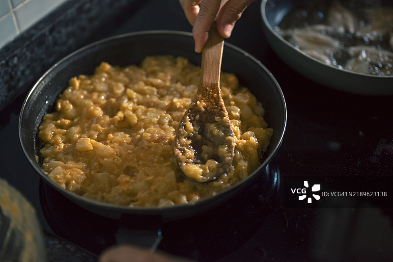 厨房灶台上的土豆煎蛋饼图片素材