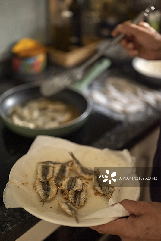 在家厨房准备凤尾鱼和鱼类菜肴的横向视图图片素材