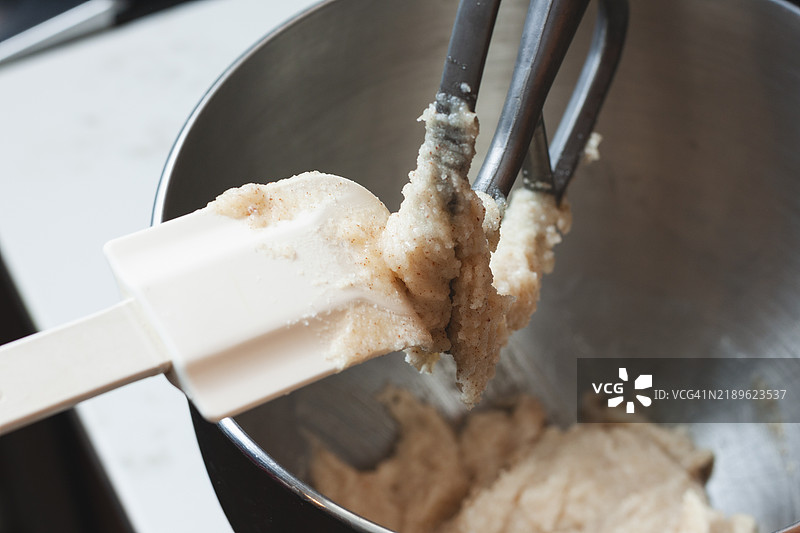 在加利福尼亚州圣地亚哥，铲子正在搅拌碗中刮取糖饼干面糊图片素材