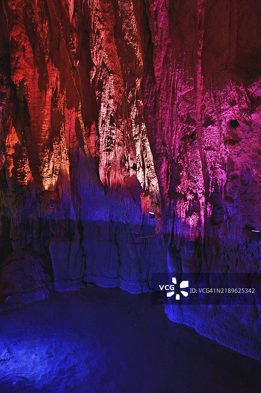 被彩色LED灯照亮的钟乳石，钟乳石洞，霍尔格罗滕，巴尔，楚格州，瑞士，欧洲图片素材