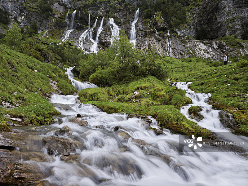 瑞士伯尔尼州根塔尔的尤金巴赫瀑布瀑布群图片素材