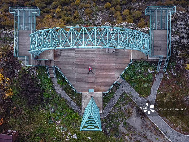 城市中行人走在天桥上的高角度视图图片素材