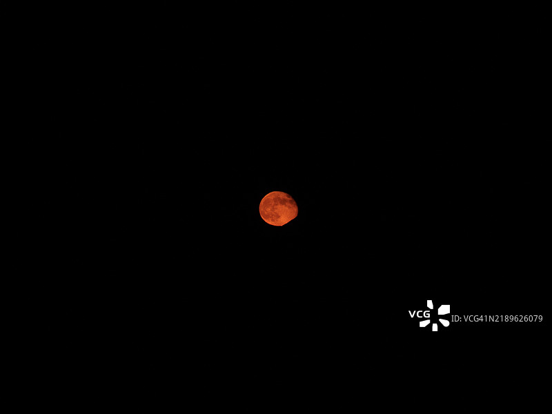 夜空中低角度视角的月亮图片素材