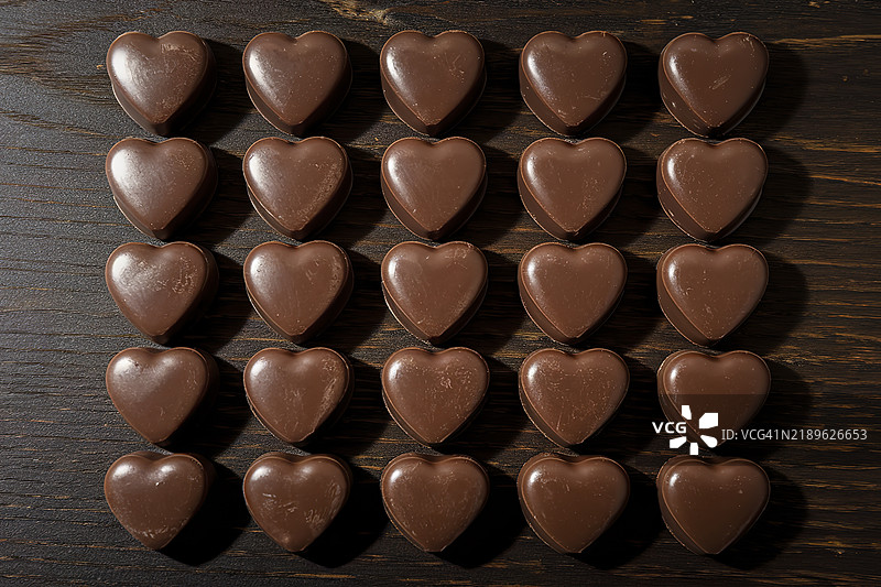 高角度视图的桌子上的心形图案图片素材