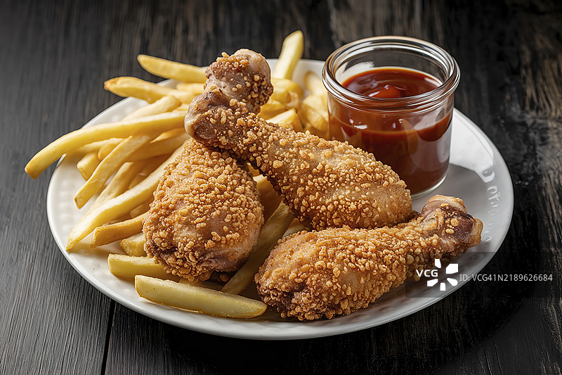 一盘炸鸡腿和薯条图片素材