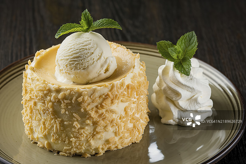 一张美味甜点的照片，上面有松软的蛋糕和冰淇淋。图片素材