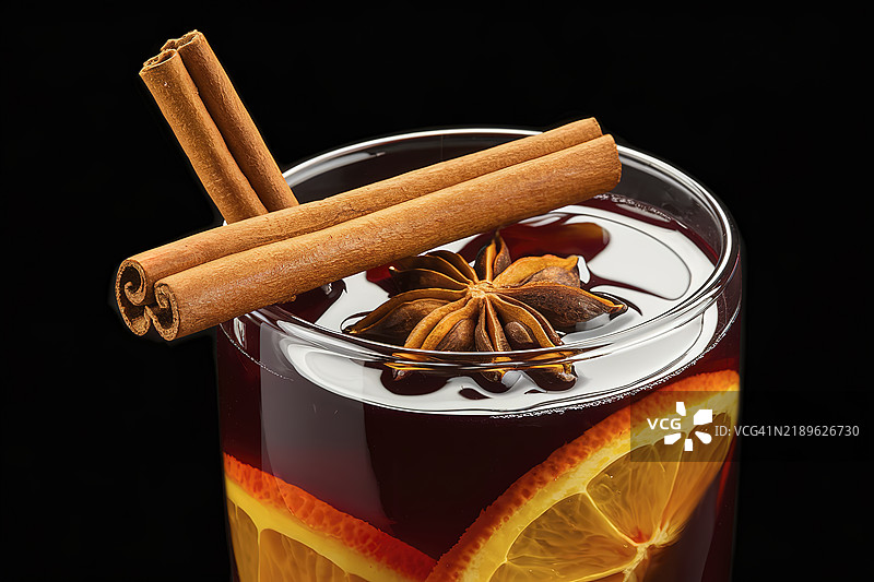 一杯加入圣诞香料和橙片的热红酒照片图片素材