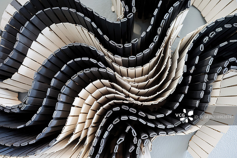 由黑白波纹纸或纸板层叠而成的抽象艺术作品图片素材