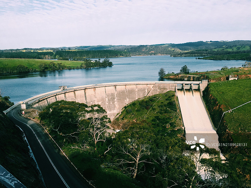 高角度俯瞰澳大利亚河上的桥与天空图片素材