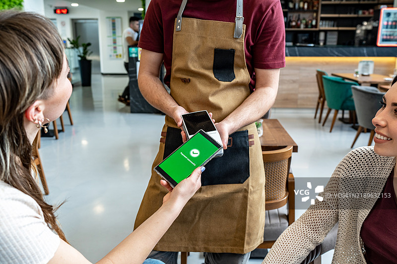 无法辨认的人们正在进行在线支付图片素材