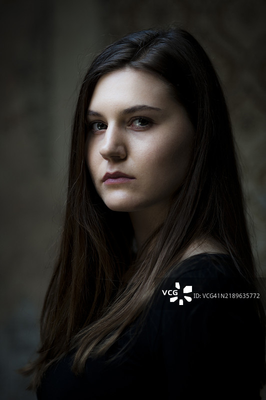 年轻女性的特写肖像图片素材