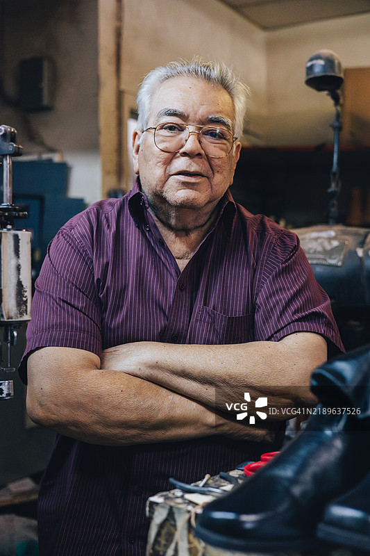 老年男子在修理鞋子，德克萨斯州科珀斯克里斯蒂，美国图片素材
