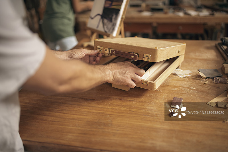 手在工作室的公文包中拿取铅笔图片素材