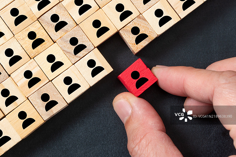 手握玩具积木的特写镜头图片素材