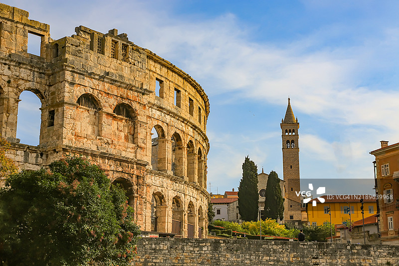 低角度视图的斗兽场与天空相映成趣图片素材