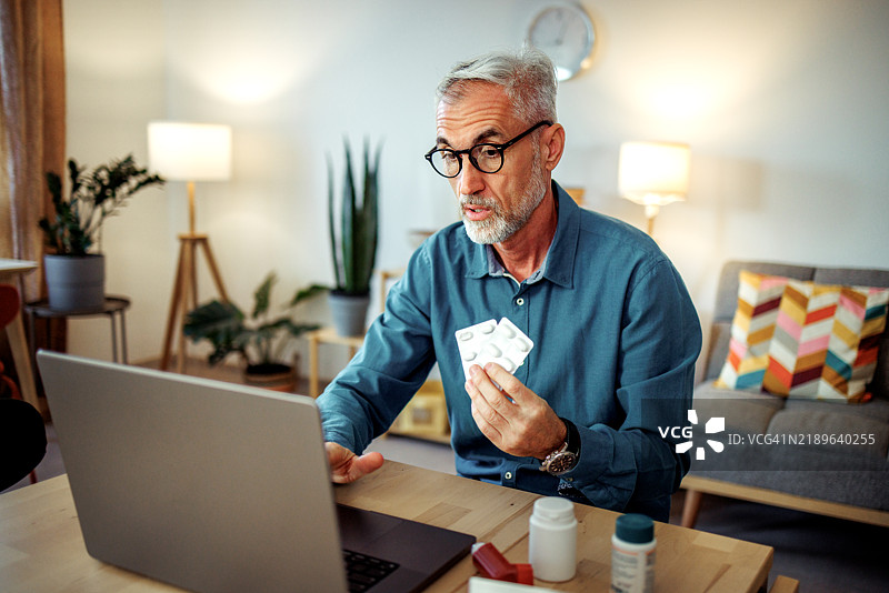 成熟男性与医生进行在线会议，讨论处方药。图片素材