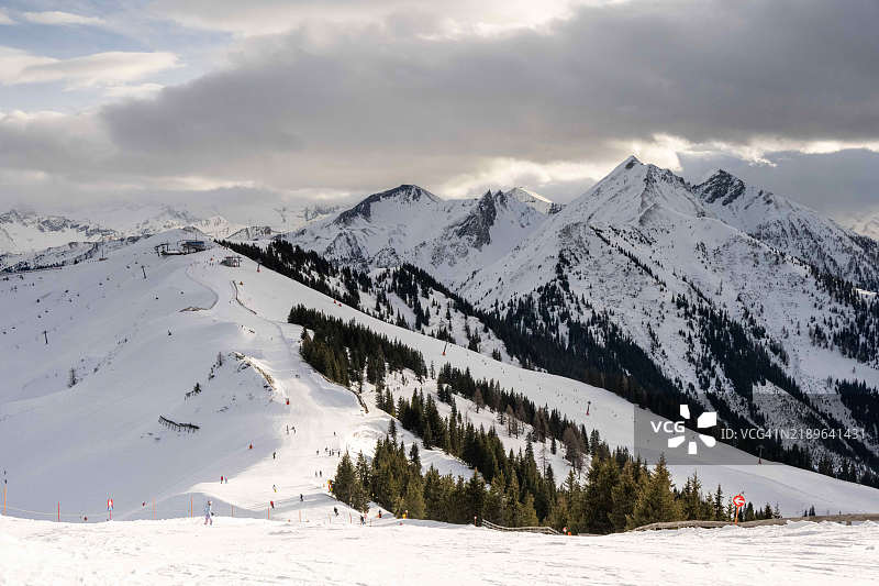 奥地利巴德加斯坦滑雪胜地的斯图布内尔科格尔壮丽景色图片素材