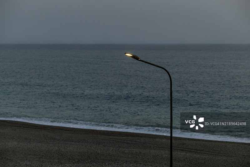 海滩上的电动街灯图片素材