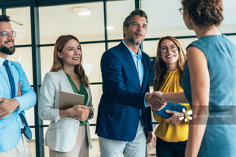 商务人士在办公室握手图片素材