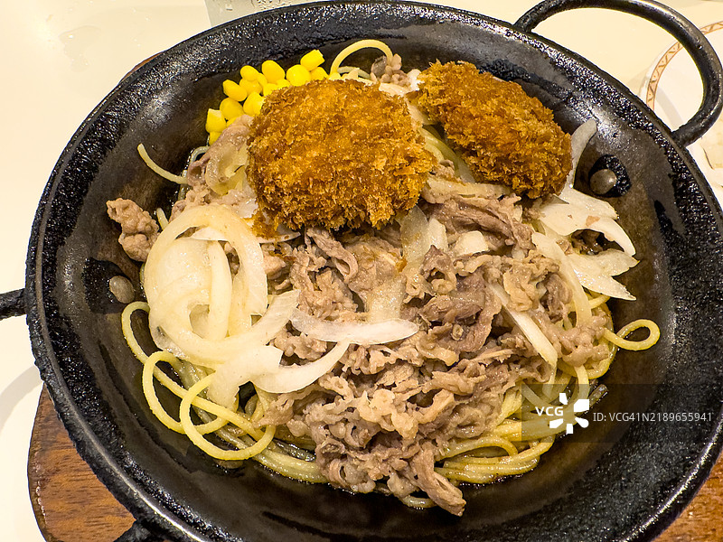牛肉和猪肉炸肉排意大利面图片素材