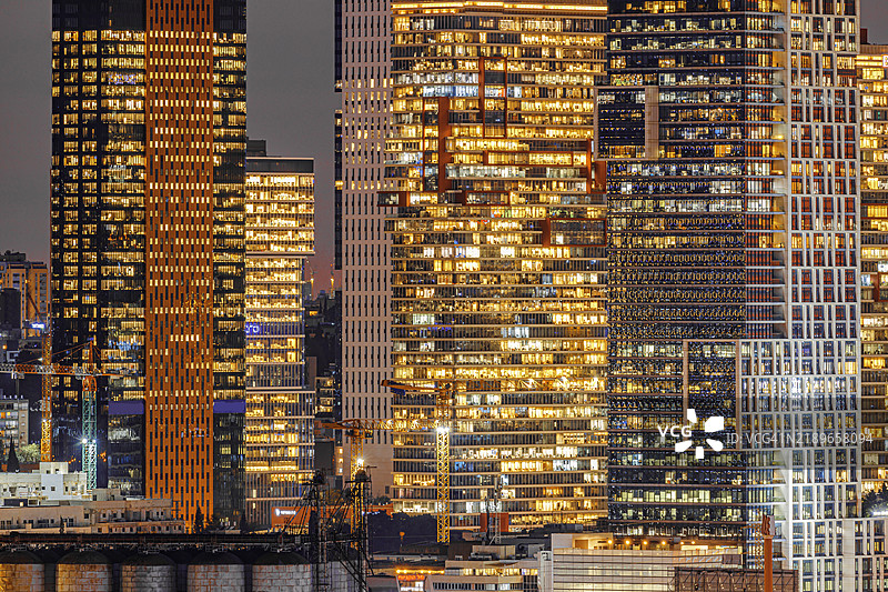 现代办公大楼在日落时分图片素材